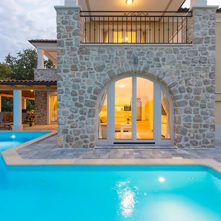 Pearl With Private Pool * Kornić