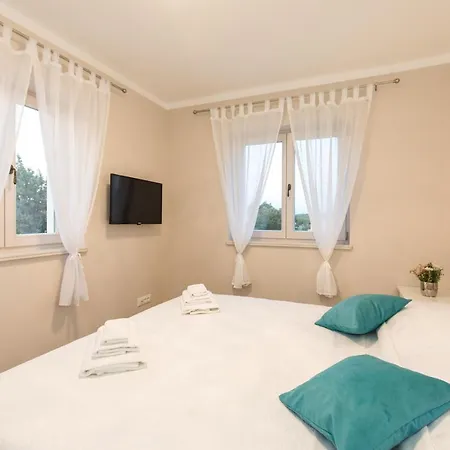 Pearl With Private Pool * Kornić