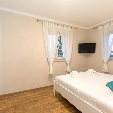 Pearl With Private Pool Kornić